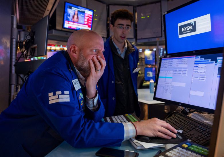뉴욕, 뉴욕 - 4월 21일: 2025년 4월 21일 미국 뉴욕시 뉴욕증권거래소(NYSE) 현장에서 21일(현지시간) 트레이더들이 모니터를 심각한 표정으로 들여다 보고 있다. 월스트리트에서 또 한 번 변동성이 큰 한 주를 보낸 후 이날 다우지수는 900포인트 이상 하락 마감했다.  [AFP]