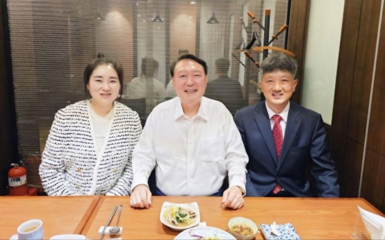 윤석열(가운데) 전 대통령이 19일 서울 서초동 아크로비스타 인근 식당에서 김계리(왼쪽) 변호사와 배의철(오른쪽) 변호사를 초대해 식사를 하고 있다. [김계리 변호사 SNS]