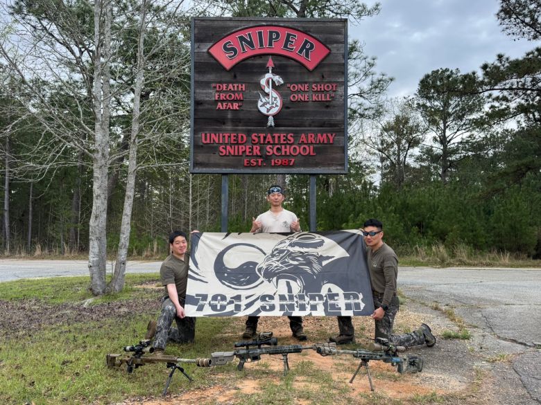 육군 1군단 특공연대 저격수팀은 4~10일 미국 조지아주 포트무어에서 개최된 ‘2025년 미 국제 저격수대회’에 참가해 ‘국제부문 1위’의 성적을 거두었다. 대회에 참가한 1군단 특공연대 저격수팀 이동석 중사(왼쪽), 장제욱 중사(중앙)와 박대운 상사(오른쪽)가 기념사진을 촬영하는 모습. [육군 제공]