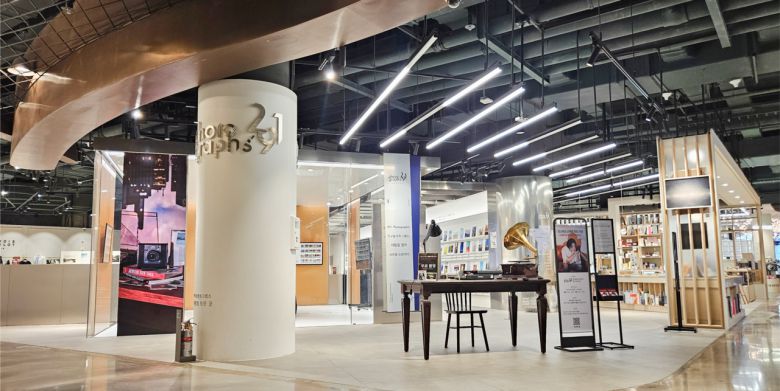 한국후지필름의 ‘인스탁스 와이드 에보’가 전시된 사진 복합 문화 공간 ‘291 포토그랩스’. [한국후지필름 제공]