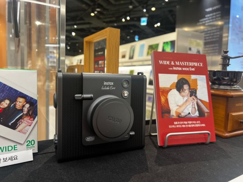 사진 복합 문화 공간 ‘291 포토그랩스’에 전시된 한국후지필름의 ‘인스탁스 와이드 에보’. [박혜림 기자/rim@]