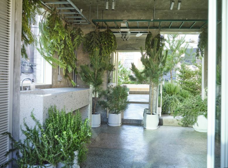 ‘시로 성수’ 플래그십 스토어 2층에 위치한 선룸 모습 [시로 제공]