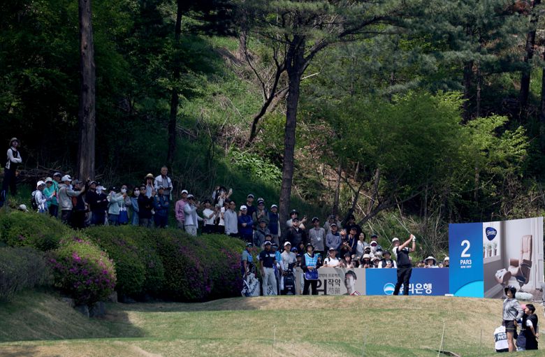 24일 서원밸리에서 열린 KPGA 투어 우리금융 챔피언십 1라운드에서 갤러리가 임성재 티샷을 지켜보고 있다.   [KPGA 제공]