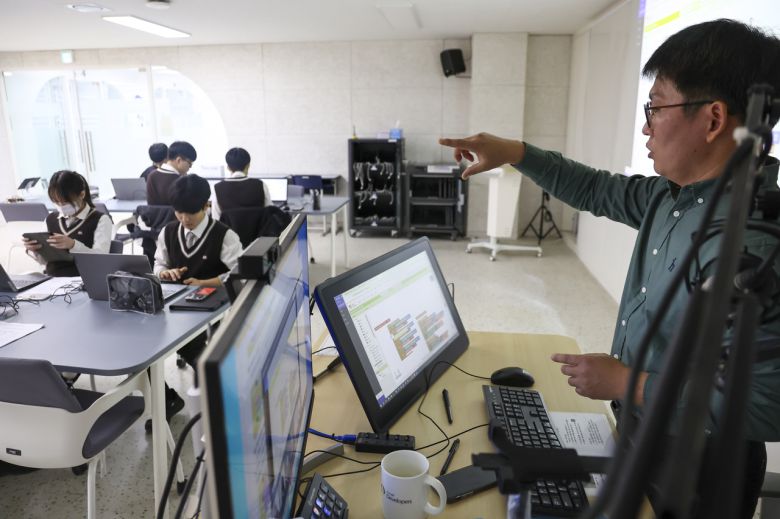 서울 관악구 당곡고등학교에서 고교학점제 ‘스마트콘텐츠 실무 수업’이 진행되고 있다. [연합]