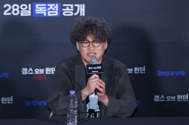 김홍선 감독이 25일 서울 용산구 CGV용산아이파크몰에서 열린 영국 드라마 ‘갱스 오브 런던’ 시즌3 기자간담회에서 인사말을 하고 있다