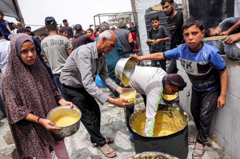 팔레스타인인들이 거주하는 가자지구에서 24일(현지시간) 사람들이 식량을 배급받고 있다. [AFP]
