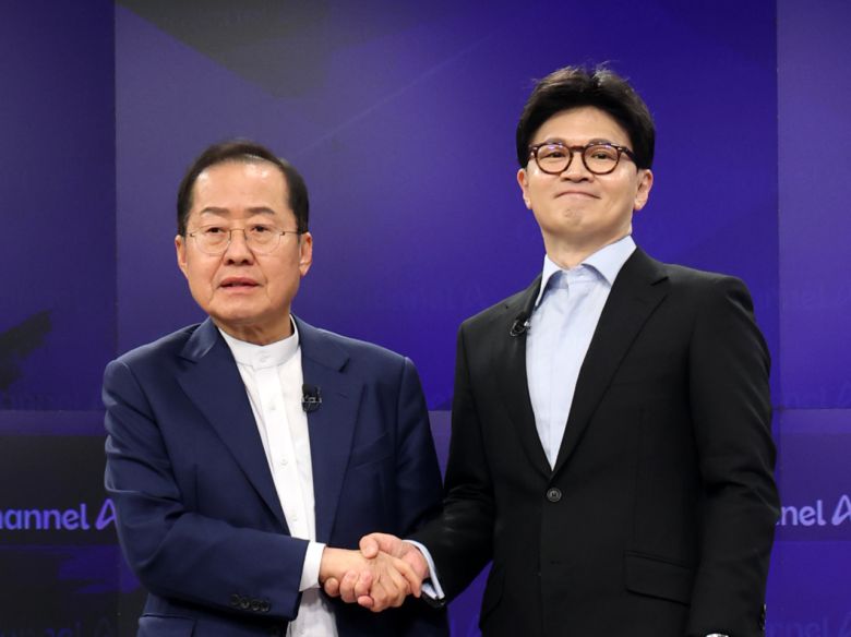 25일 종로구 동아미디어센터 채널A스튜디오에서 국민의힘 대선 2차 경선 진출자인 한동훈·홍준표 후보가 기념 촬영하고 있다. [국회사진기자단]