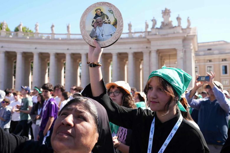 천주교 신자들이 26일(현지시간) 바티칸 성 베드로 광장에서 열린 프란치스코 교황의 장례식에 참석하고 있다. [AFP]