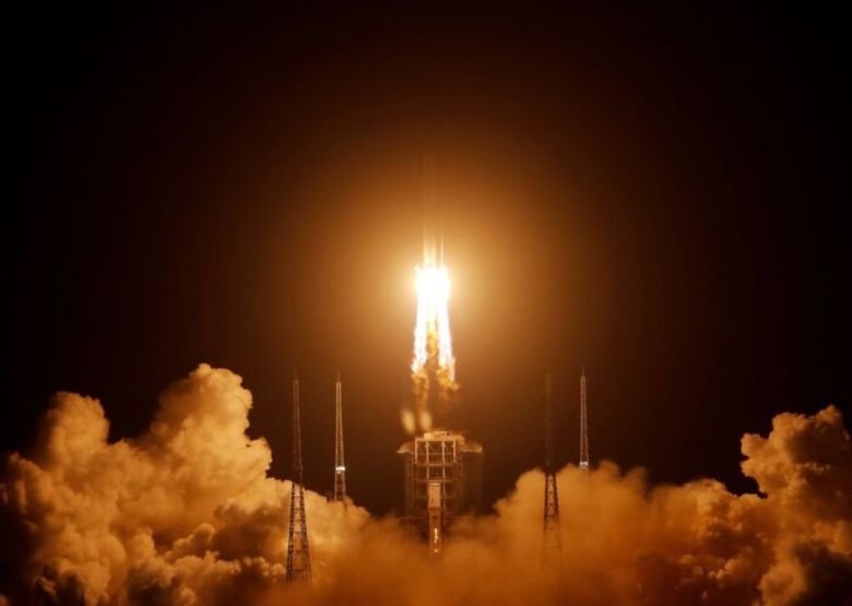 지난 2020년 11월 중국 달 탐사선 창어 5호가 하이난성 원창의 원창 우주발사센터에서 이륙하는 모습. [로이터]