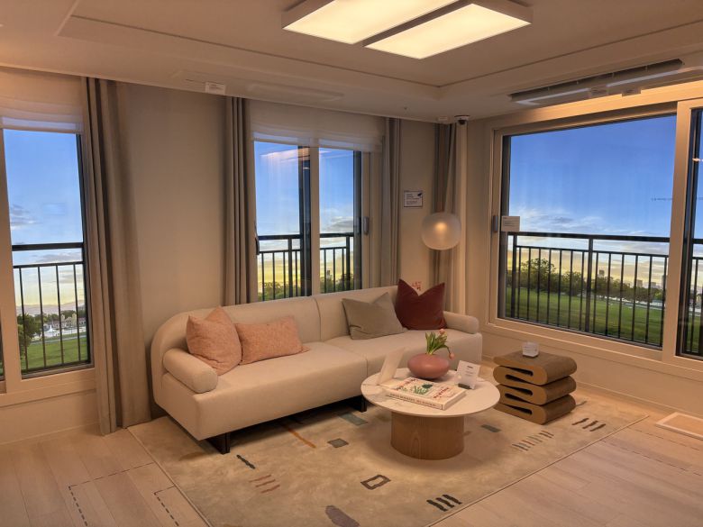 견본주택에 마련된 59㎡C 타입 유닛의 거실 모습. [정주원 기자]