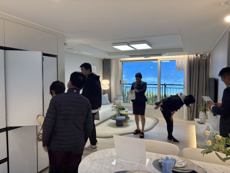 전용 51㎡A 타입 유닛의 거실과 주방의 모습. [정주원 기자]