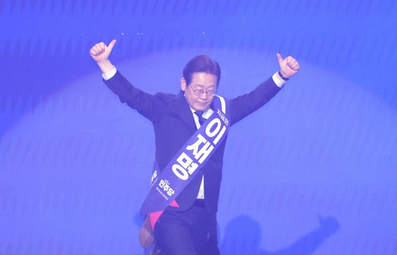 이재명 더불어민주당 대선 경선 후보가 27일 경기 고양시 킨텍스에서 열린 ‘제21대 대통령선거 후보자 선출을 위한 수도권·강원·제주 경선 및 최종 후보자 선출 대회’에서 정견 발표를 하기 위해 단상으로 이동하며 손들고 있다. [연합]