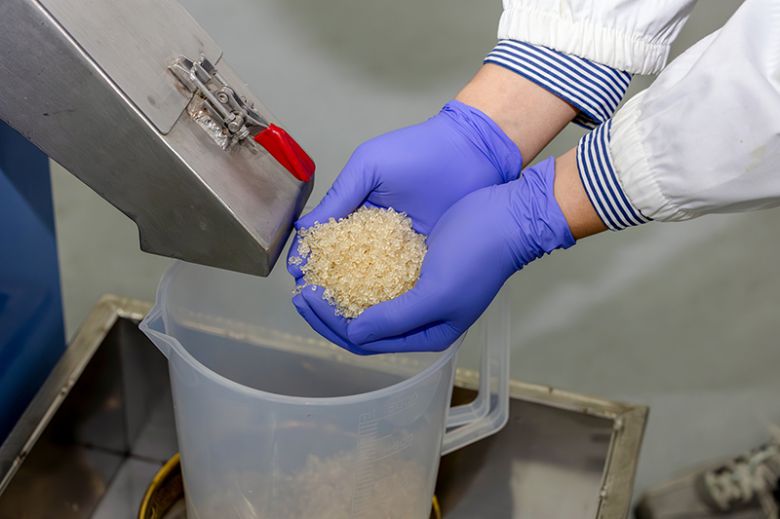 신규 생분해 플라스틱(PEA 소재)이 쌀알 형태(펠렛)로 가공된 모습. 산업체에서 펠렛을 이용해 생분해 섬유 등 최종 제품 생산 가능하다.[한국화학연구원 제공]