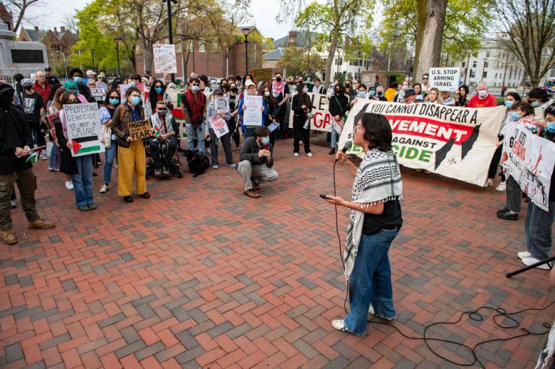 하버드대 학생인 바이올렛 배런이 친팔레스타인 운동가들과 함께 지난 25일(현지시간) 하버드대 캠퍼스에서 가자지구 전쟁에 대해 의견을 펼치고 있다. [AFP]