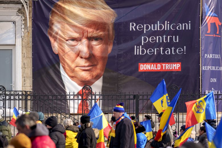 지난 2월 22일(현지시간) 루마니아 부쿠레슈티에서 열린 시위에서 시위자들이 도널드 트럼프 미국 대통령의 모습과 함께 ‘자유를 위한 공화당’이라고 적힌 대형 현수막을 지나 행진하고 있다. [AP]