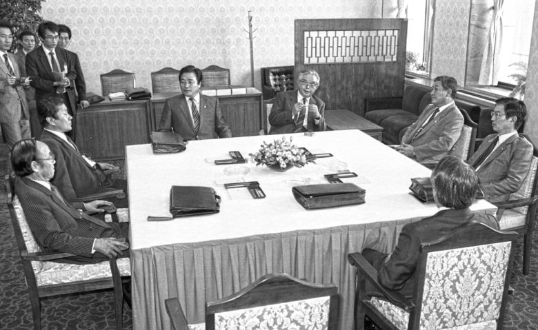 1987년 9월 10일 국회에서 민주정의당과 통일민주당이 개헌을 위한 ‘8인 정치회담’을 갖고 있다. 당시 여야 동수로 구성된 이 모임은 국회 합의를 이끌어내 개헌을 주도한 것으로 평가받고 있다. [연합]