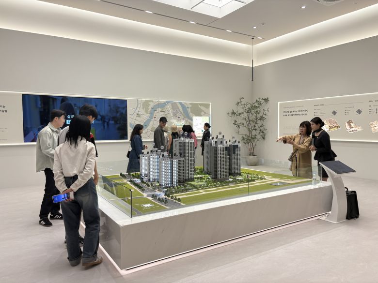 25일 ‘교산 푸르지오 더 퍼스트’ 견본주택을 방문해 아파트 모형도를 관람하는 방문객들의 모습 정주원 기자