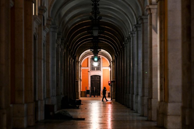 2025년 4월 28일, 대규모 정전 이후 조명이 복구된 리스본 코메르시우 광장에서 한 시민이 걷고 있다. 이번 정전은 이베리아반도와 프랑스 남부 전역을 암흑에 빠뜨렸다. 페드로 산체스 스페인 총리는 이날 기자회견에서 “모든 가능성을 열어두고 정전 원인을 분석하고 있다”고 밝혔다. [AFP=연합]