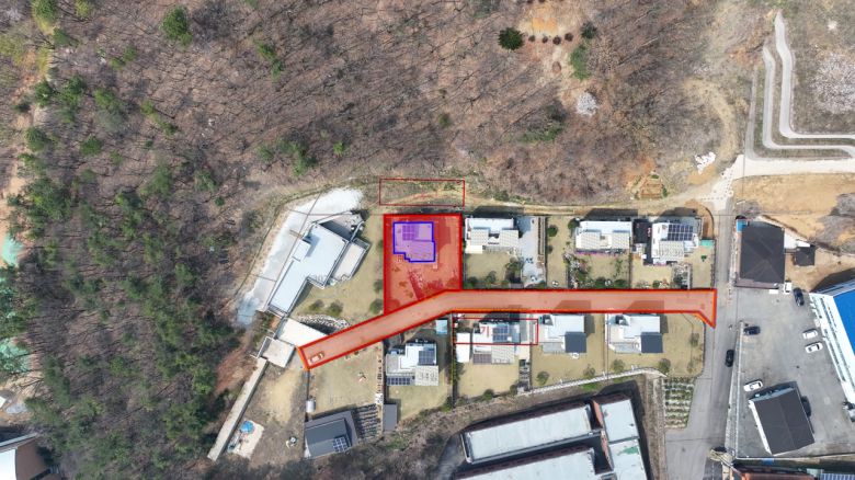 드론으로 내려다 본 물건의 모습. 빨간색으로 표시된 부분이 경매대상, 보라색은 건물 위치. [이건욱 PD]