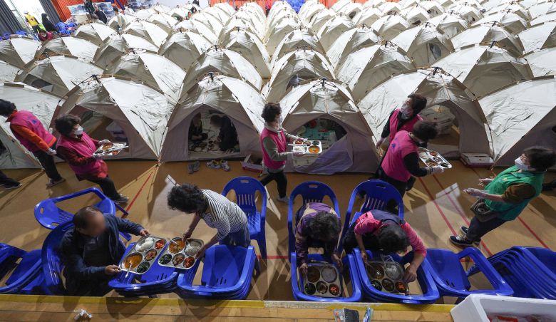 대구 산불 발생 이틀째인 29일 오전 대구 북구 팔달초등학교에 설치된 임시대피소에서 주민들이 아침 식사를 하고 있다. [연합]