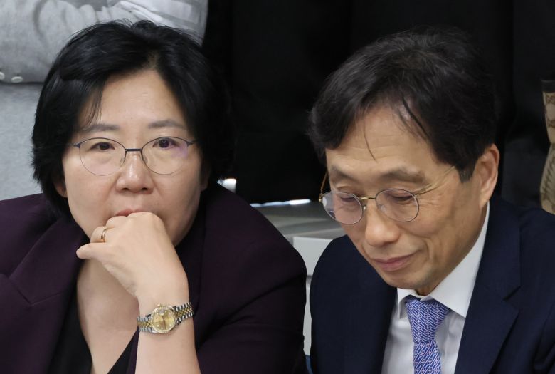 30일 서울 종로구 서울대학교 치과병원에서 열린 교육부-의대학장단 간담회에서 김홍순 교육부 의대교육지원관(왼쪽)과 이종태 한국의과대학·의학전문대학원협회 이사장이 대화하고 있다. [연합]