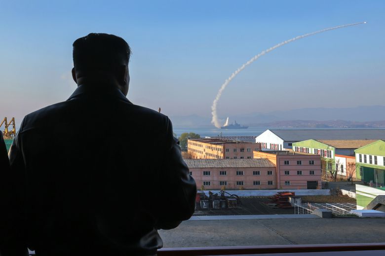 북한 노동당 기관지 노동신문은 30일 미사일총국과 국방과학원, 탐지전자전총국이 구축함 ‘최현함’에 탑재된 무장 체계들의 성능 및 전투 적용성 시험에 착수했다고 보도했다. [평양 노동신문=뉴스1]