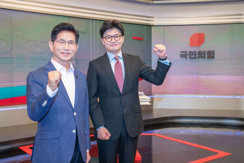 국민의힘 제21대 대통령선거 경선 결선투표에 진출한 김문수(왼쪽), 한동훈 후보가 30일 서울 중구 TV조선에서 TV토론에 앞서 포즈를 취하고 있다. [국회사진기자단]