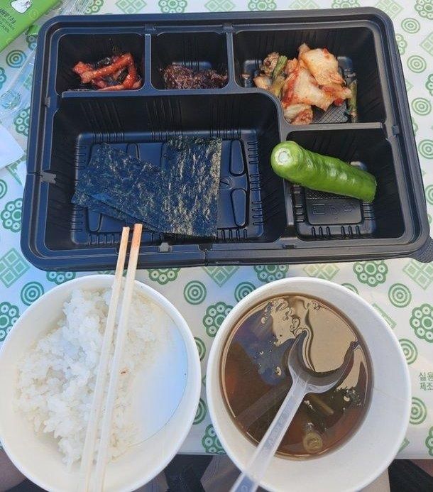 ‘제19회 충북장애인도민체육대회’ 개막식 일부 선수단에 제공된 부실 도시락. [온라인 커뮤니티 갈무리]
