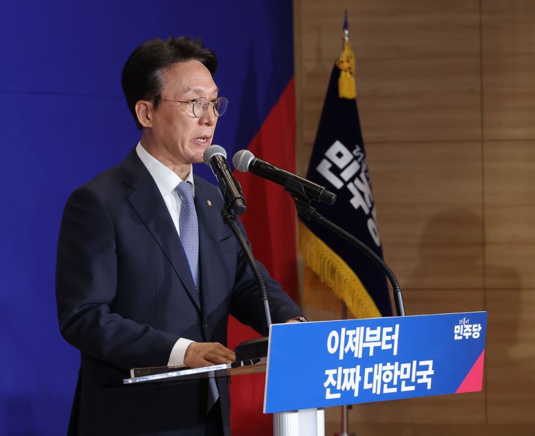 김민석 더불어민주당 최고위원. 사진은 이재명 민주당 대선 후보 선거대책위원회 상임 공동 선대위원장을 맡은 김 최고위원이 지난달 30일 서울 여의도 국회 의원회관에서 열린 중앙선거대책위원회 출범식에서 발언하는 모습. [연합]