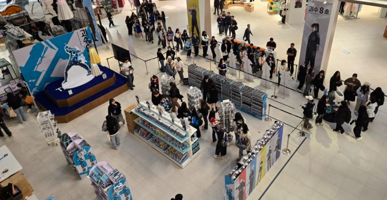 타임빌라스 수원 ‘괴수 8호’ 팝업스토어에서 방문객들이 대기 중이다. 정석준 기자