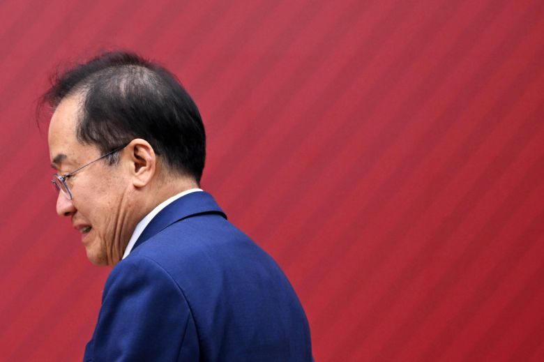 지난 4월 29일 서울 여의도 국민의힘 당사에서 열린 제21대 대통령 후보자 국민의힘 3차 경선 진출자 발표 행사에서 경선에 탈락 후 정계은퇴 의사를 밝힌 홍준표 후보가 발표장에서 나가고 있다. [국회사진기자단]