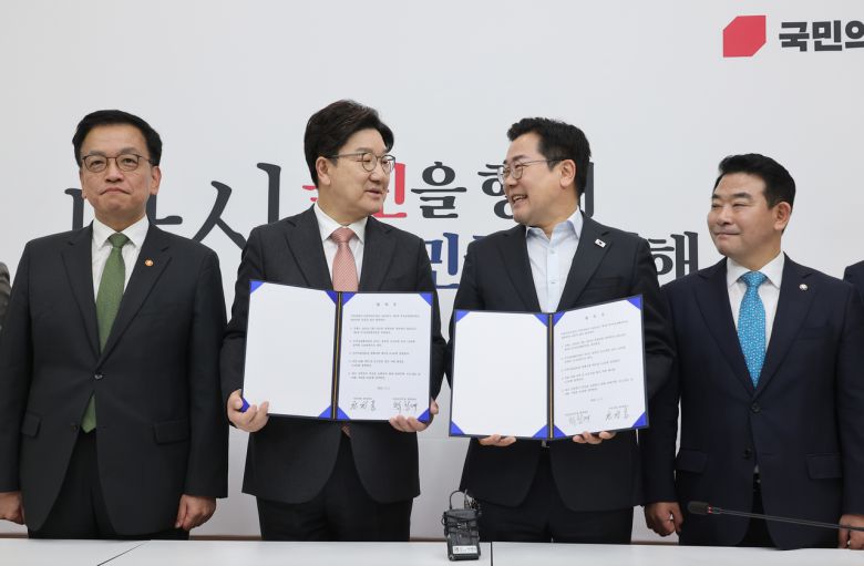 1일 서울 여의도 국회에서 박찬대 더불어민주당 당대표 직무대행 겸 원내대표와 권성동 국민의힘 원내대표가 추경안 합의문에 서명한 뒤 미소짓고 있다.      왼쪽부터 최상목 부총리 겸 기획재정부 장관, 권 원내대표, 박 원내대표, 박정 국회 예산결산특별위원회 위원장. [연합]