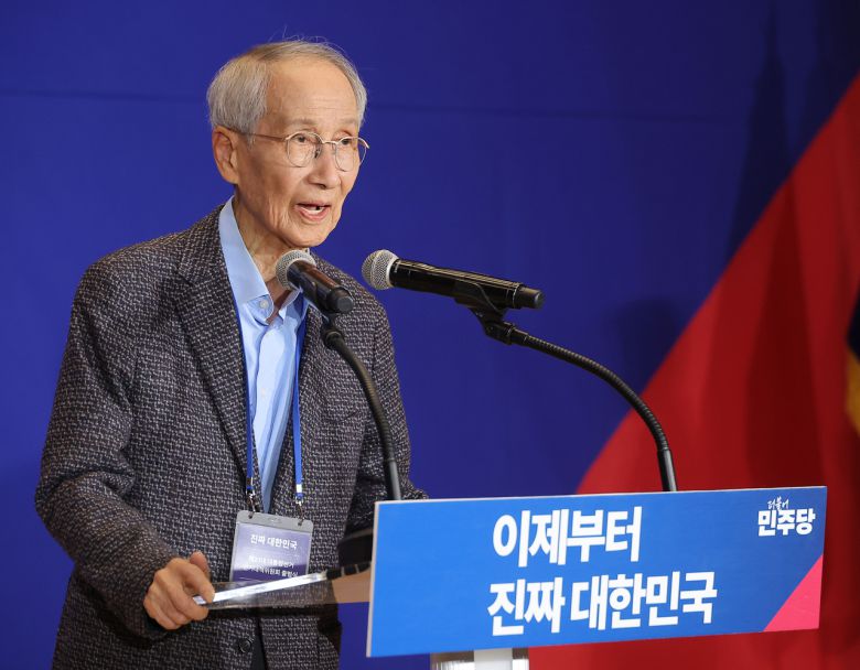 이재명 더불어민주당 대선 후보 선거대책위원회 상임 총괄 선대위원장을 맡은 윤여준 전 환경부 장관이 지난달 30일 서울 여의도 국회 의원회관에서 열린 중앙선거대책위원회 출범식에서 발언하고 있다. [연합]