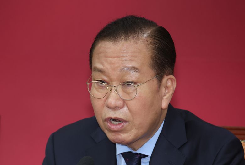 권영세 국민의힘 비상대책위원장이 1일 서울 여의도 국회에서 공직선거법 위반 혐의를 받는 이재명 더불어민주당 대선후보 상고심에서 무죄를 선고한 2심을 깨고 유죄 취지로 파기 환송된 것과 관련해 기자회견을 하고 있다. [연합]