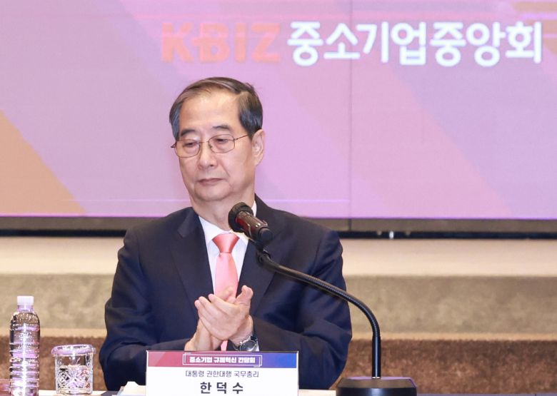 한덕수 대통령 권한대행 국무총리가 지난달 30일 서울 여의도 중소기업중앙회에서 열린 ‘중소기업 규제혁신 현장 소통 간담회’에서 박수치고 있다. <연합>