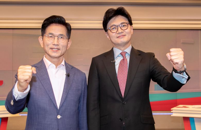 국민의힘 제21대 대통령선거 경선 결선투표에 진출한 김문수(왼쪽), 한동훈 후보가 30일 서울 중구 TV조선에서 TV토론에 앞서 포즈를 취하고 있다. 2025.4.30 [국회사진기자단]