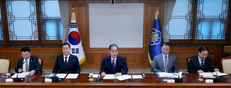 한덕수 대통령 권한대행 국무총리가 1일 서울 종로구 정부서울청사에서 열린 안보관계장관회의를 주재하고 있다.［연합］