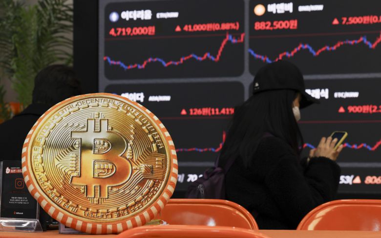 서초구 빗썸라운지 시황판에 비트코인을 비롯한 암호화폐 시세가 표시되고 있다. [뉴시스]