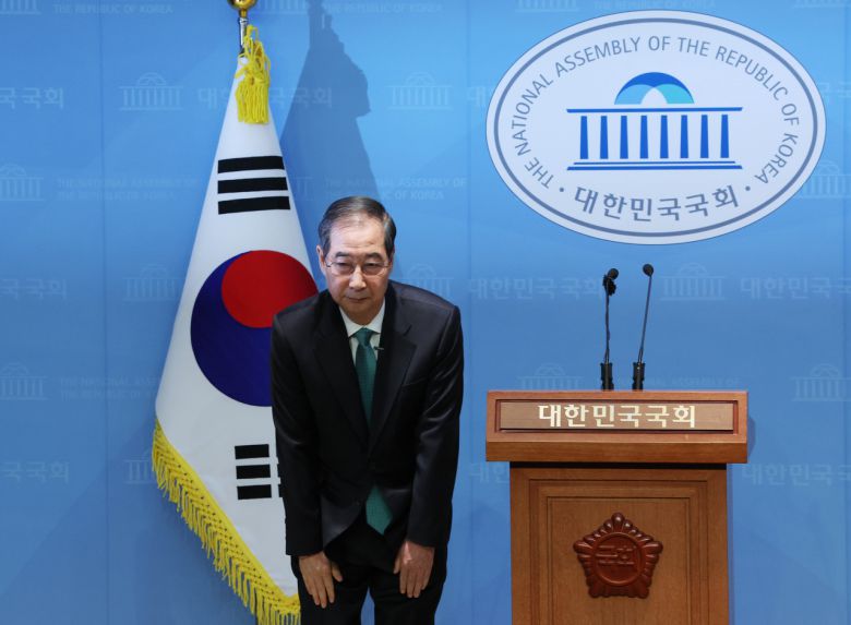 한덕수 전 국무총리가 2일 서울 여의도 국회 소통관에서 대통령 선거 출마 선언에 앞서 인사하고 있다. <연합>