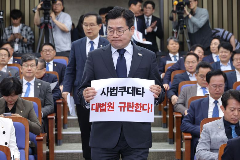 대법원이 이재명 더불어민주당 대선 후보의 공직선거법 위반 혐의 2심 무죄판결을 파기 환송한 1일 서울 여의도 국회에서 열린 민주당 긴급의원총회에서 박찬대 원내대표가 입장하고 있다. [연합]