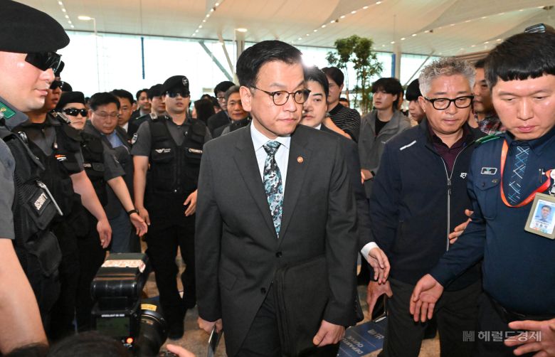 최 부총리가 미국 워싱턴 D.C.에서 열리는 ‘한·미 2+2 통상협의’에 참석하기 위해 지난달 22일 오전 미국 워싱턴 D.C.로 출국하는 모습.  영종도=임세준 기자