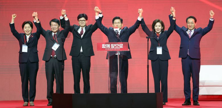 국민의힘 대선 후보로 선출된 김문수 후보(왼쪽 네번째)가 3일 경기 고양시 킨텍스에서 열린 국민의힘 전당대회에서 후보들과 손을 들어올리고 있다. [연합]