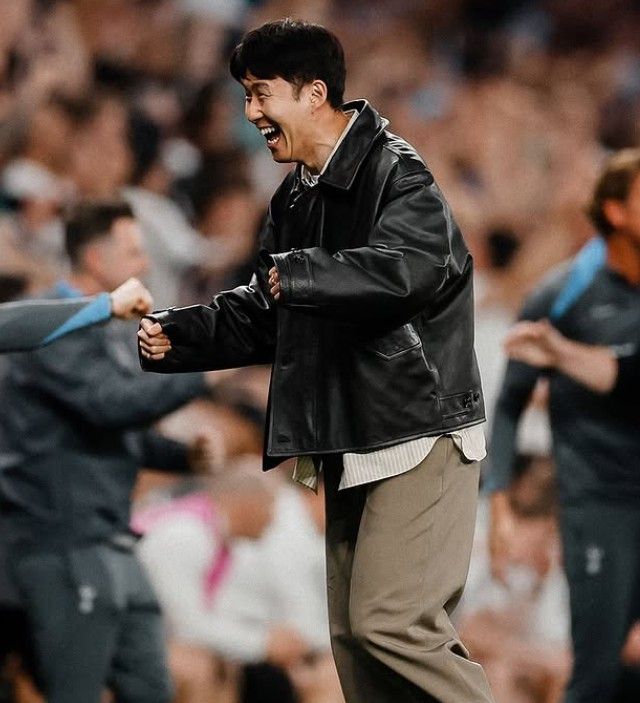 사복 차림으로 경기를 지켜본 손흥민이 토트넘이 승리한 한 경기에서 기뻐하고 있다.   [토트넘 SNS]