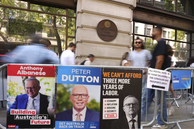 지난 2일(현지시간) 호주 총선에서 투표를 하기 위해 런던의 호주 고등위원회 밖에 줄을 선 시민들. [AP]