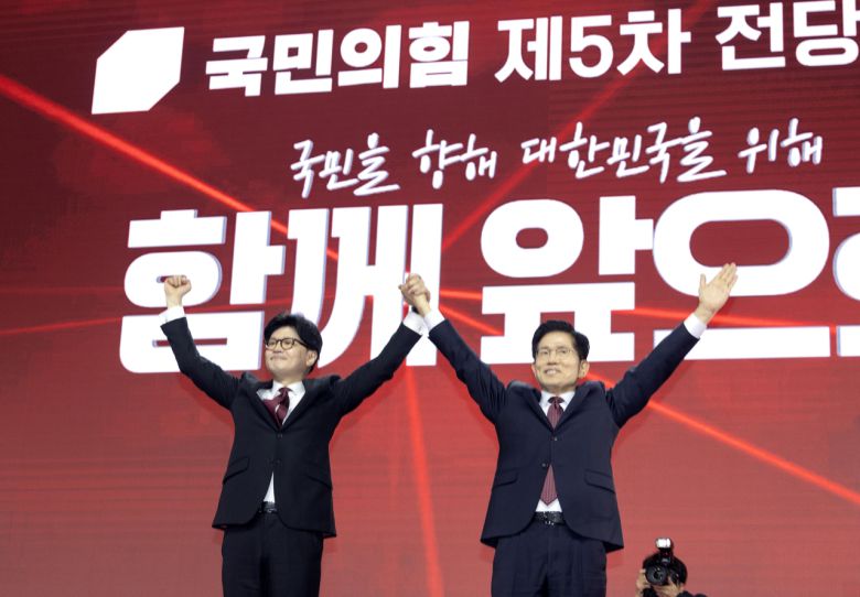 국민의힘 한동훈 대선 경선 후보와 김문수 후보가 3일 경기 고양시 킨텍스에서 열린 국민의힘 최종 대선 후보 선출을 위한 전당대회에서 손을 들어올리고 있다. [연합]