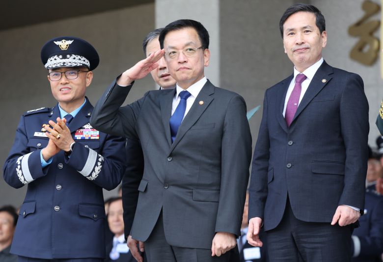 최상목 전 경제부총리 겸 기획재정부 장관이 권한대행 임무 수행 중 청주 공군사관학교에서 열린 제72기 졸업 및 임관식에서 임관한 신임 공군 소위들과 재학생 생도들의 분열에 거수경례를 하는 모습. [연합]