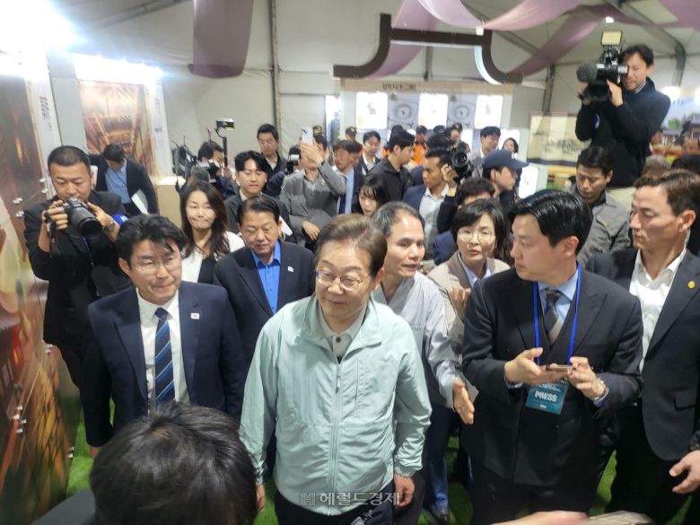 이재명 더불어민주당 대선 후보가 대선을 한 달 앞둔 4일 ‘골목골목 경청투처’  첫 방문지인 경북 영주시 문정둔치에서 열린 한국선비문화축제장을 둘러보고 있다. [사진=김성권 기자]