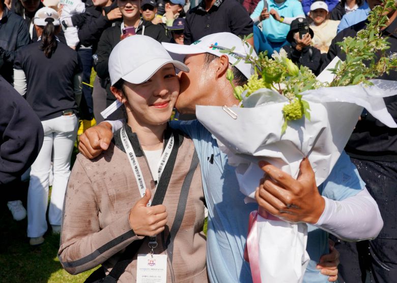 아내에게 입맞추는 GS칼텍스 매경오픈 우승자 문도엽. [사진=KGA]