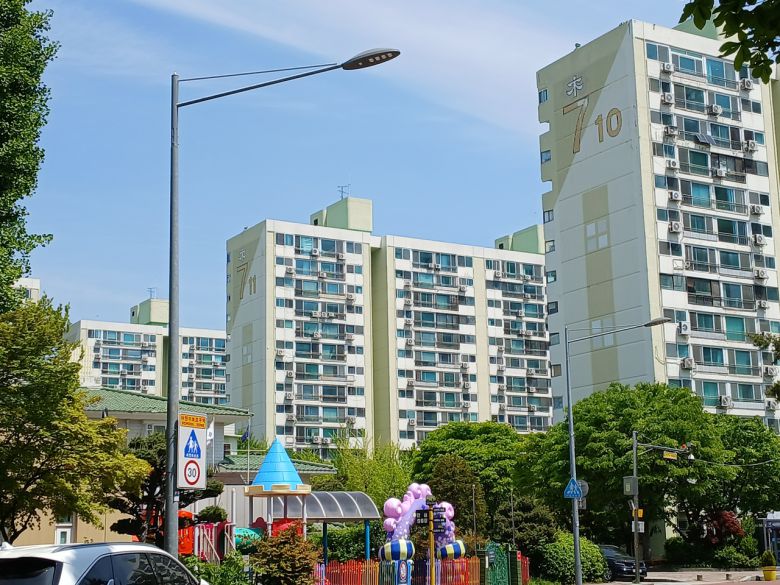 5호선 목동역과 초역세권으로 14개 단지 중 가장 인기가 많은 7단지 아파트의 모습. 김희량 기자