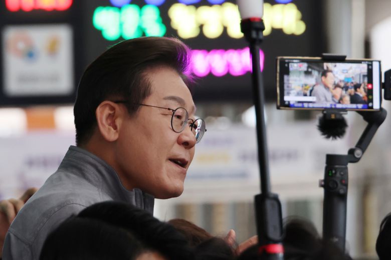 이재명 더불어민주당 대선 후보가 ‘골목골목 경청투어’ 사흘째인 3일 강원도 양양군 양양시장에서 도민들에게 지지를 호소하고 있다. [연합]